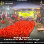 Pengemasan/Packing Paket Sembako Bantuan Bencana Banjir di Kantor Kejakasaan Negeri Sanggau